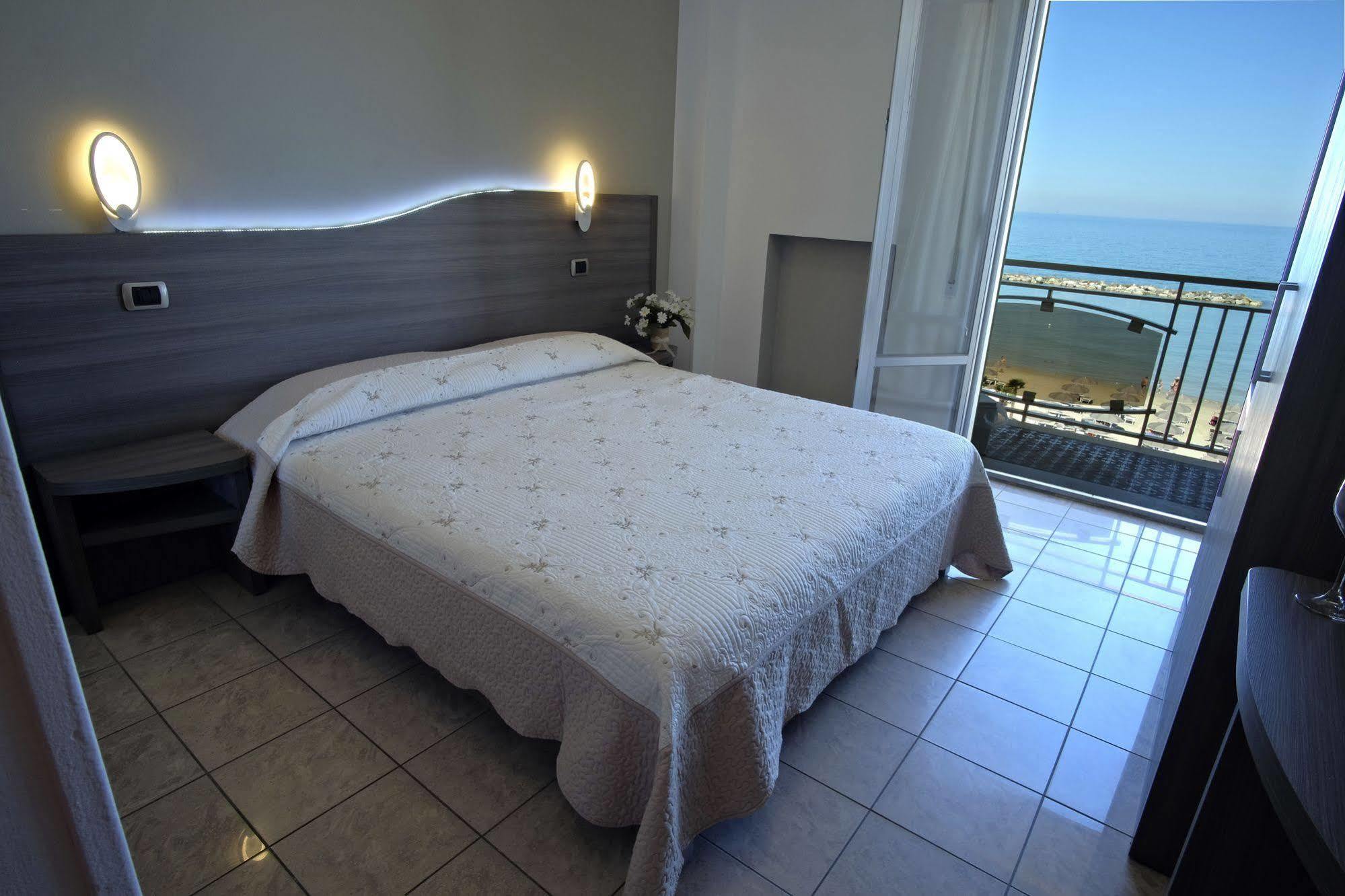 Hotel La Perla Cupra Marittima Eksteriør bilde